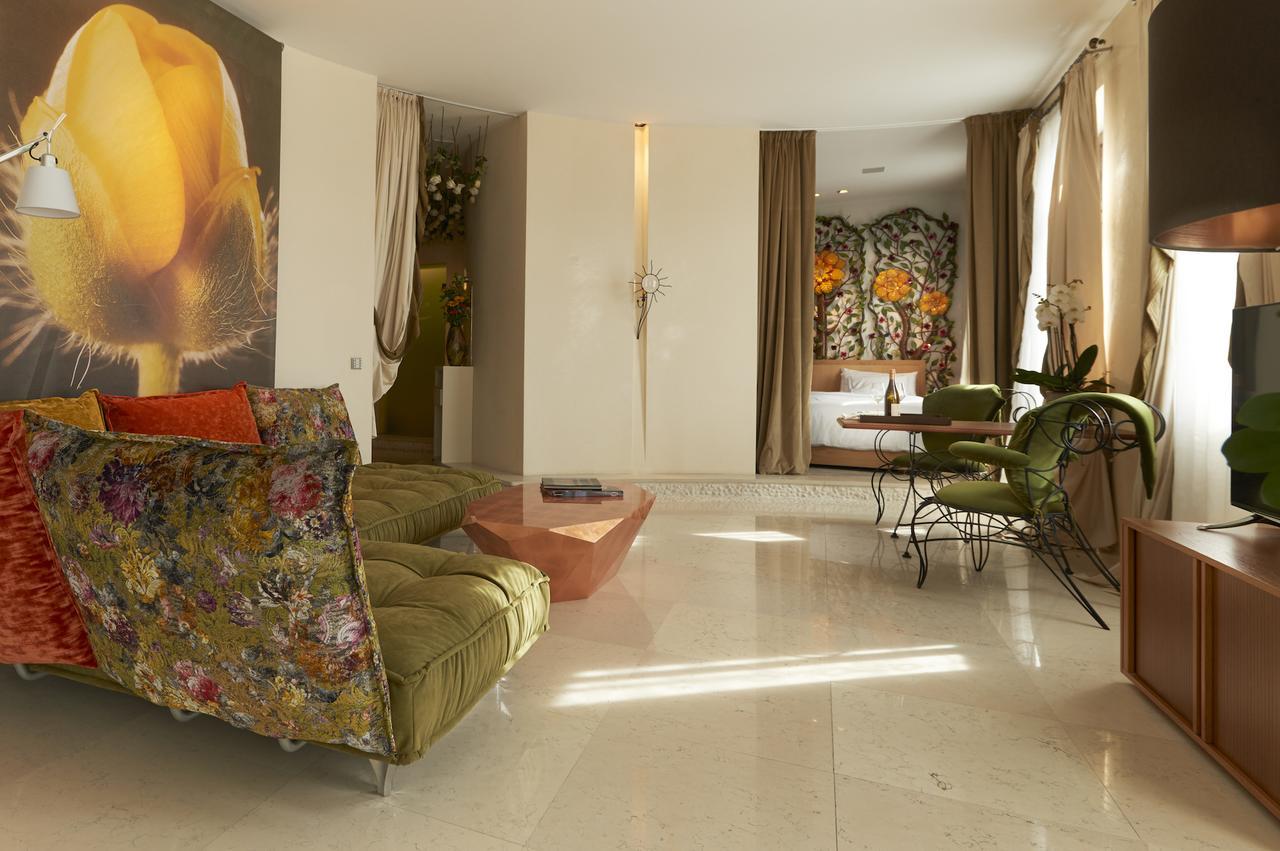 House Of Time - Fancy Hotel